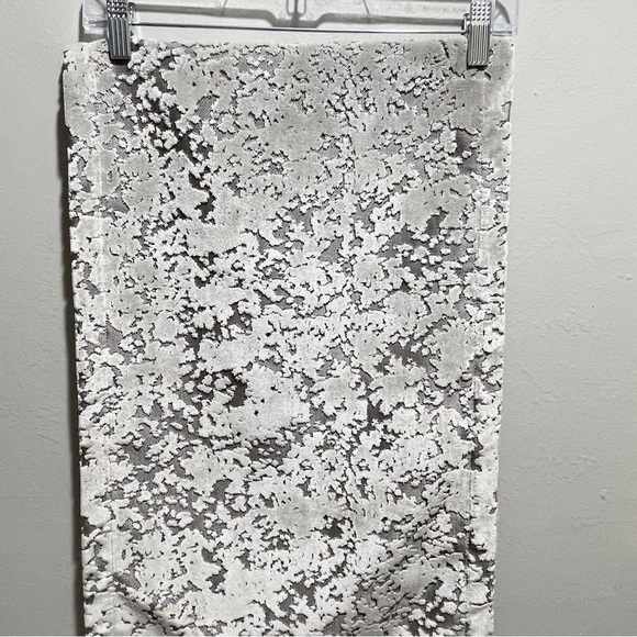 WEST ELM Silver Gray Fog ALLOVER TEXTURED JACQUARD VELVET Table Runner 14” X 90” - Picture 4 of 8